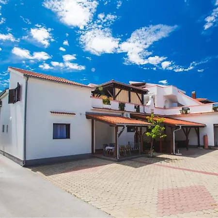 Daire In With Sauna Kampor